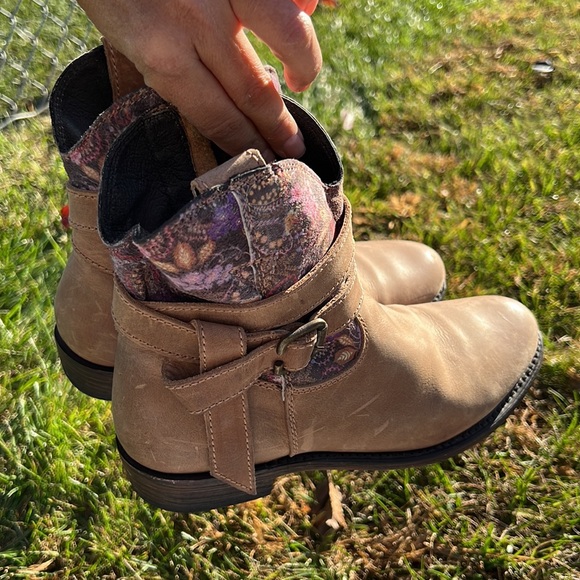 Women’s leather ankle Booties. - Picture 7 of 11